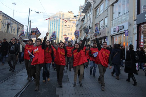 [Istanbul] UnterstützerInnen der Zeitschrift Yürüyüs überwinden Barrikaden in Taksim