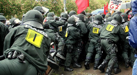 Rennes: Wenn ein Polizist seine Waffe zieht, landen fünf Demonstranten im Knast