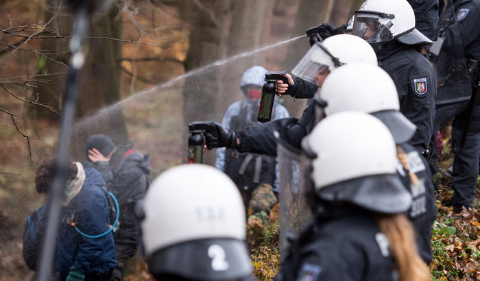 Pressemeldung von Attac Köln zur polizeilichen Durchsuchung des Wiesencamps im Hambacher Forst am 28.08.2018