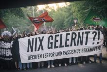 700 Menschen protestieren im Hamburger Schanzenviertel gegen rechte Gewalt ++ Polizei provoziert und prügelt auf Demonstrant*innen ein