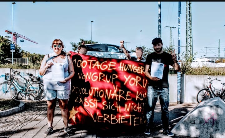 Polizei verbietet Grup-Yorum-Konzert – Band spielt auf dem Bürgersteig