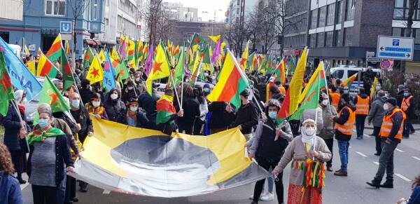 Polizei löst Düsseldorfer Newroz-Demonstration auf