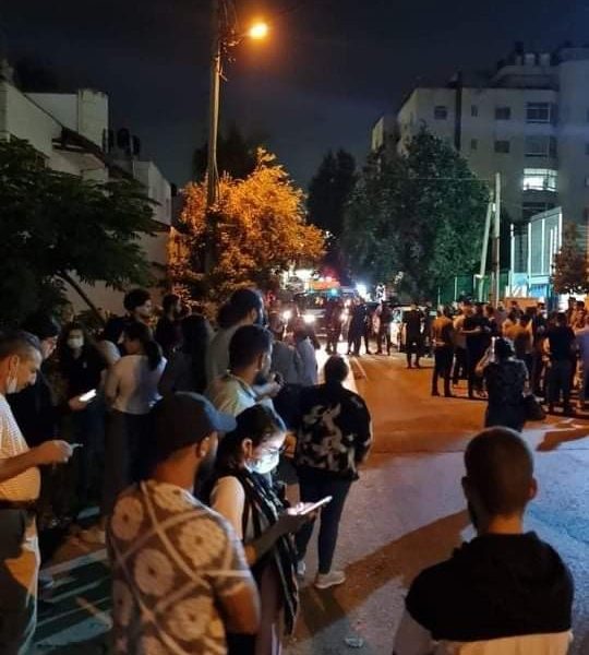 Sicherheitskräfte der Palästinensischen Autonomiebehörde greifen Anwälte, Schriftsteller, Aktivisten und freigelassene Gefangene an, die gegen das Attentat von Nizar Banat protestieren, und nehmen sie fest