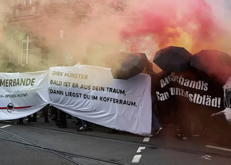 Leipzig: 6000 bei bundesweiter Antifa-Demo – Polizei antwortet auf Farbbeutel mit Übergriffen