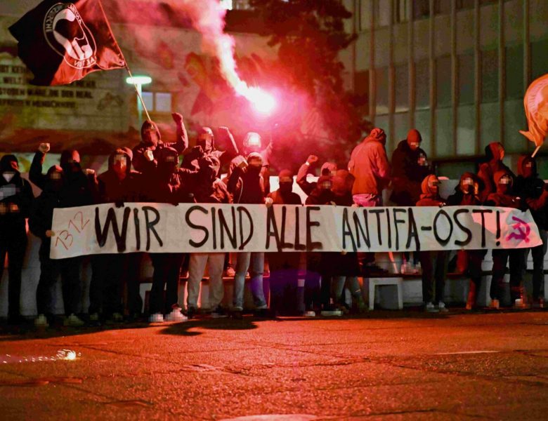 Gemeinsam gegen Spaltung und Isolation – Solidarische Begleitung von Genoss:innen, die als Zeug:innen im Antifa Ost-Verfahren geladen werden