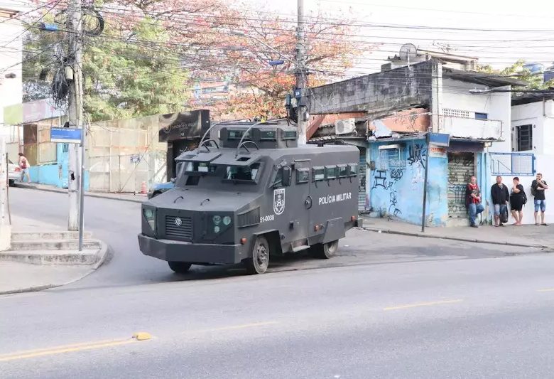 Brasilien: „DRINGEND: Polizeibeamte terrorisieren die Bewohner des Complexo do Alemão mit Morden, Hausdurchsuchungen und Rechtsverletzungen“