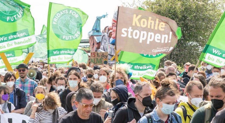 Polizei steht vor Lützerath + Klimabewegung ruft zum Widerstand gegen Abbaggerung auf