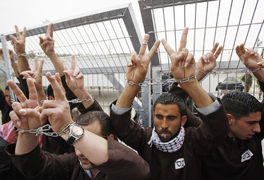 Solidaritätsaktion mit gefesselten Händen für die palästinensischen Gefangenen im Hungerstreik am 1. Mai nahe Ramallah