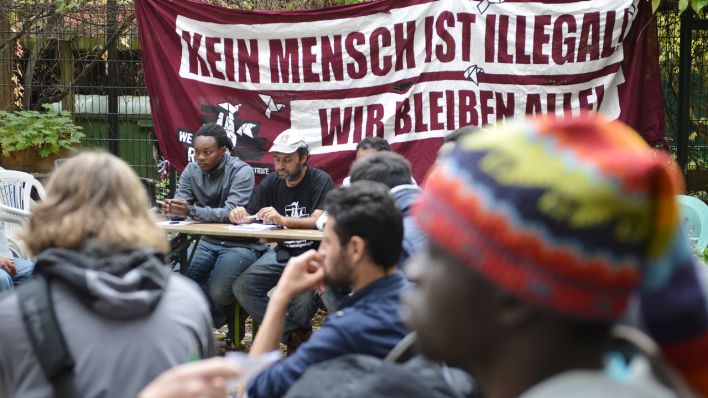 Demo Bundeskanzleramt: Solidarität mit den Hungerstreikenden und den sie unterstützenden Refugees! Gesprächstermin mit Staatsministerin gefordert!