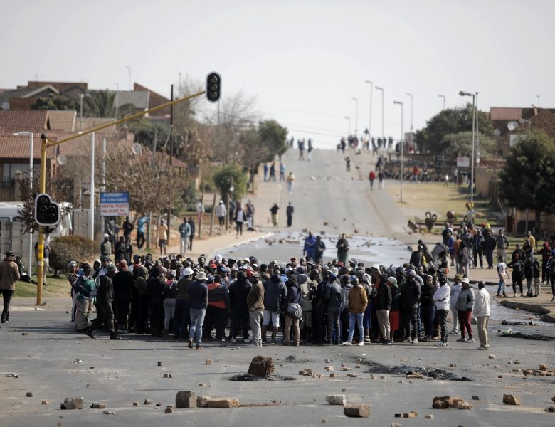 Vier Menschen von der Polizei bei Protesten gegen die Strom- und Lebenshaltungskosten in Südafrika getötet