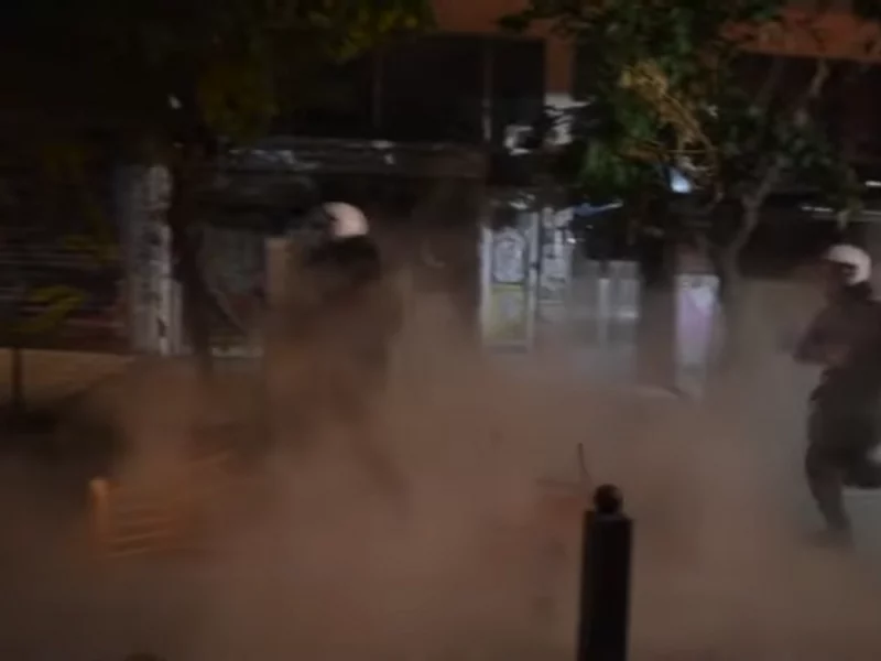 Griechenland: Szenen von den Ausschreitungen in Exarcheia, nachdem ein 16-jähriger Junge von Bullen on Thessaloniki im Kopf geschossen wurde [Athen]