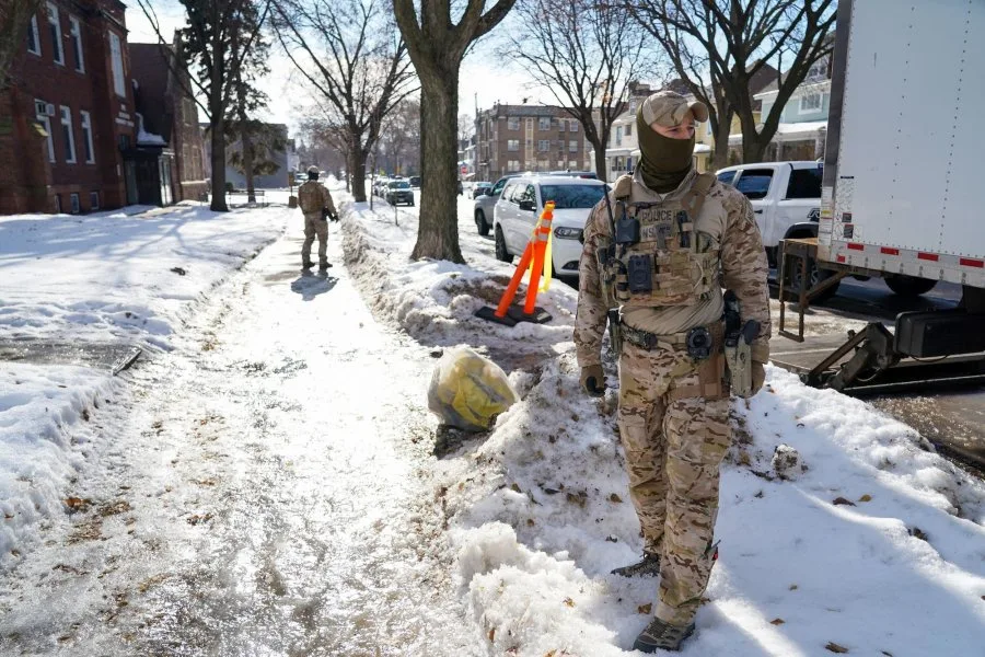 ICA Agenten auf einer verschneiten Straße in den USA